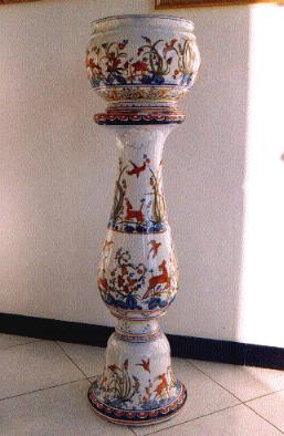 Ceramiche d-Arte di Albisola - Colonna in maiolica completa di
portavaso decorata in calligrafico. 